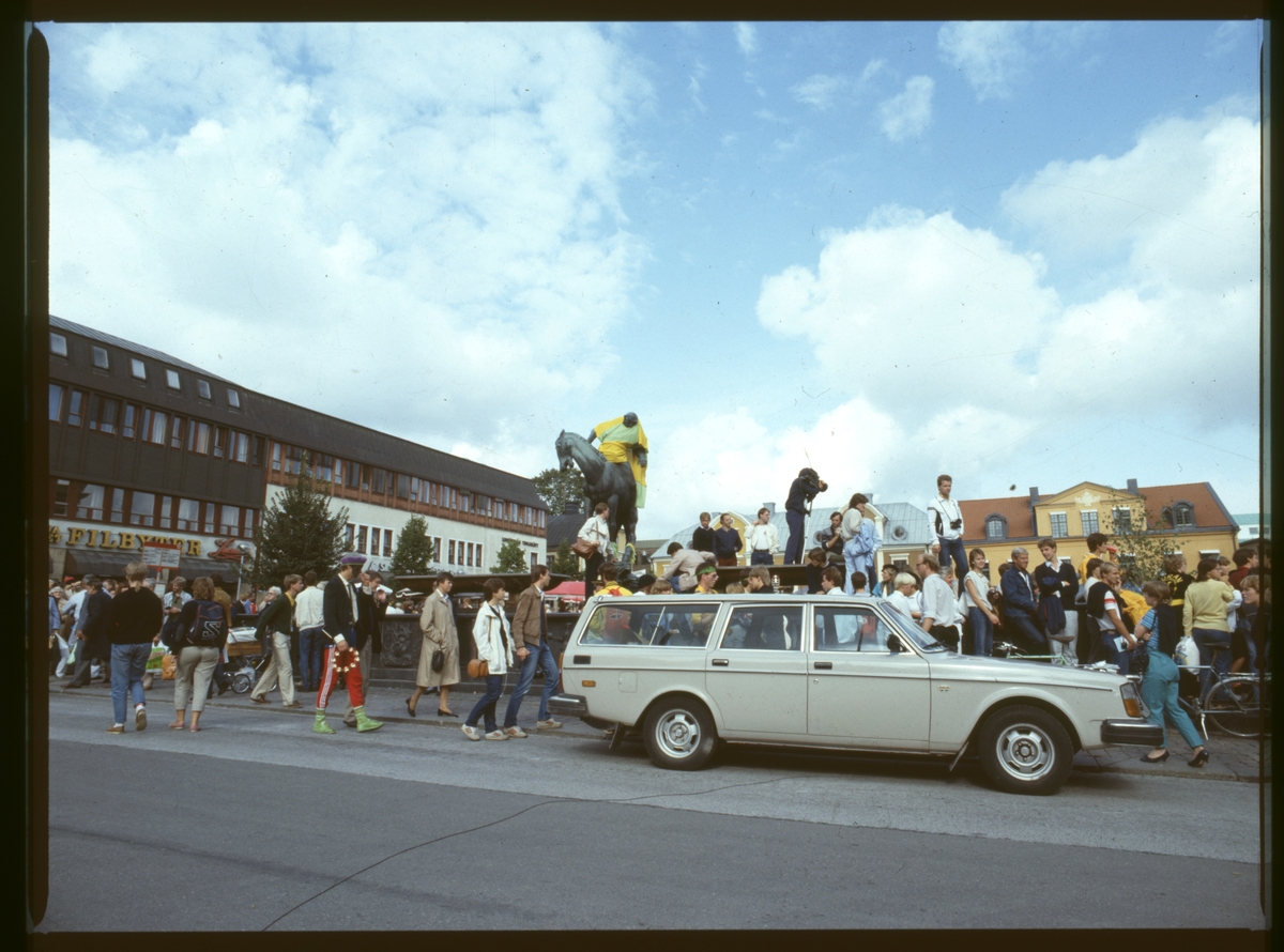 Upptåg kring Folkungabrunnen på Stora torget. Studenter vid Filbyterfontänen år 1970. Filbyter. Folkliv. Stora torget. Linköping. Fest.