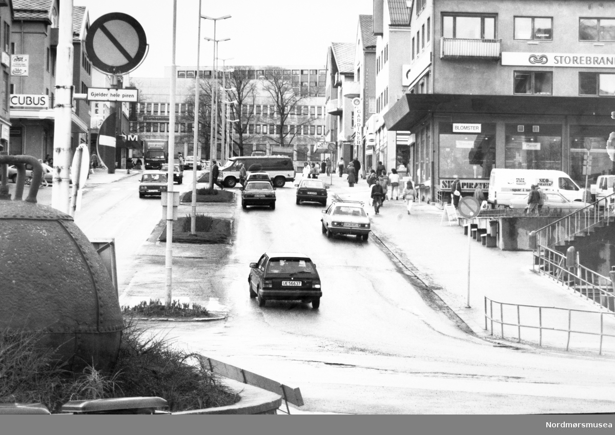 Foto fra Kaibakken på Kirkelandet i Kristiansund. Bildet er fra avisa Tidens Krav sitt arkiv i tidsrommet 1970-1994. Nå i Nordmøre museums fotosamling.