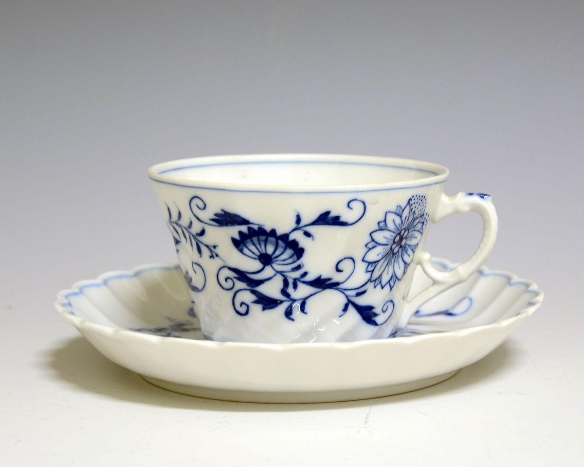 Kaffeskål i porselen. Dekorert med håndmalt svibeldekor i blått.

Modell: Bogstad.
Dekor: Svibel.