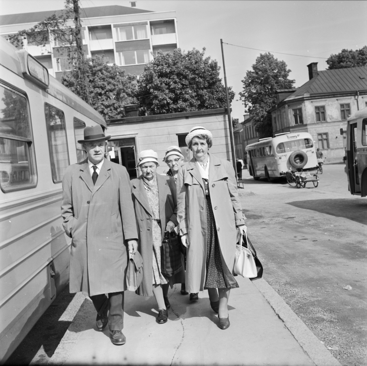 Kommunalpensionärer på lyckad lördagsfärd, Uppsala 1962