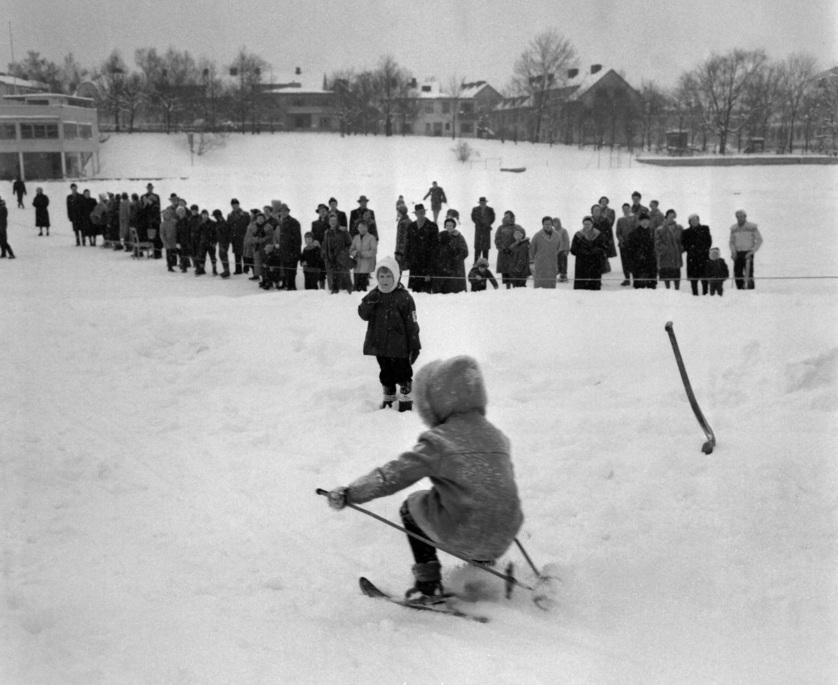 Skidskola för barn vid Tinnerbäcksbadet , 1958.