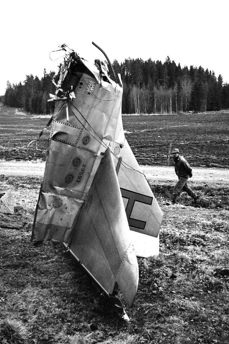Serie bilder från flygolyckan vid Slaka med tragisk utgång 1963. Två J29:or hade kolliderat under övning och resulterat ett dödsfall.