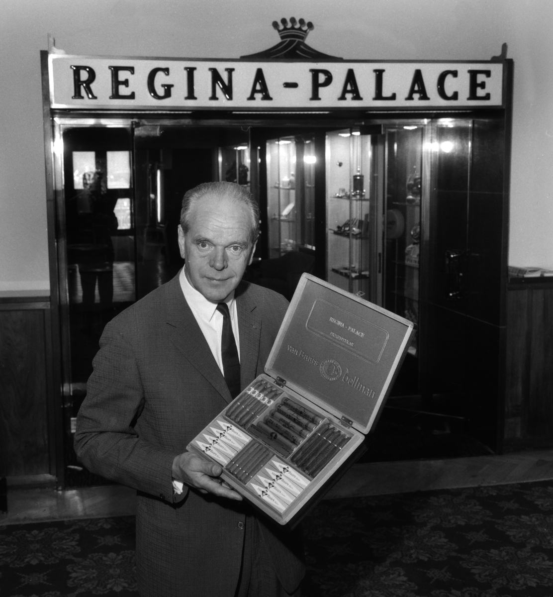 Direktör Andersson vid Regina palace på Stora hotellet med cigarrlåda , 1969.