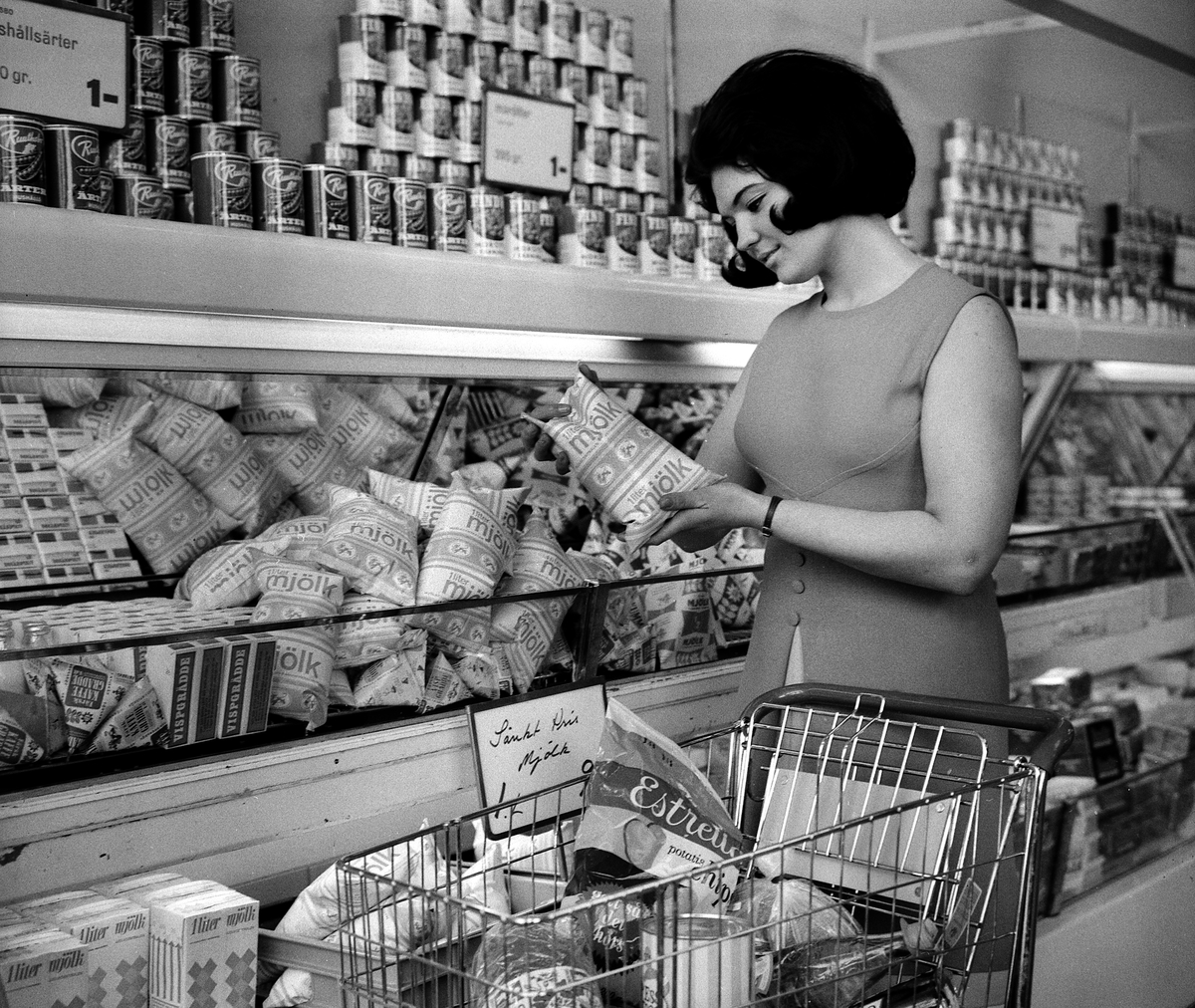 Ny mjölkförpackning i livsmedelsbutik, 1967.