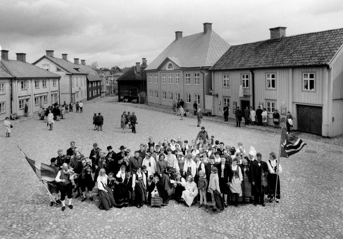 Spelmanstämma i Gamla Linköping med vänortsbesök från Tönsberg i Norge. 1969