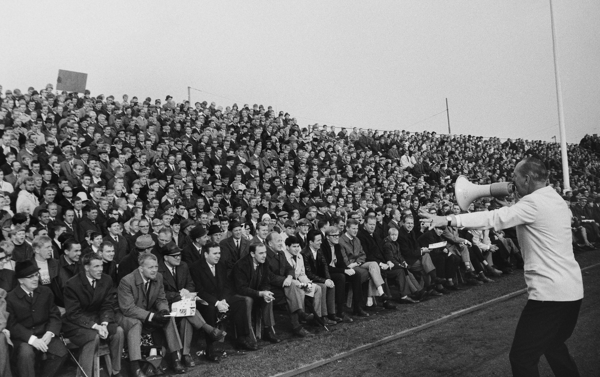 Fullsatt på Folkungavallen på matchen mellan IF SAAB -Holmsund, 1966.