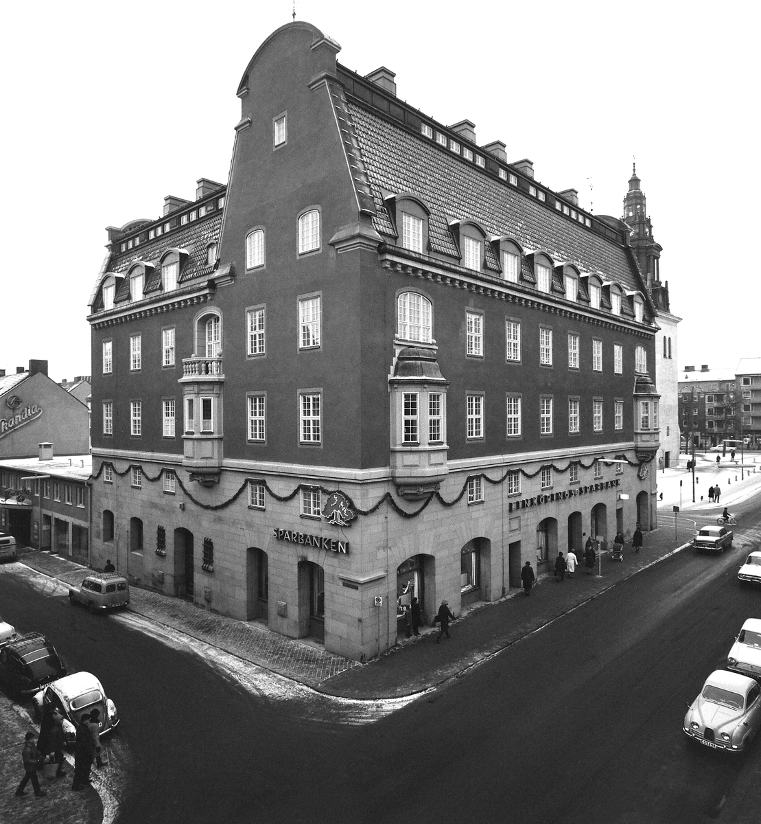 Sparbankshuset i korsningen Ågatan och Sankt Larsgatan, 1966.