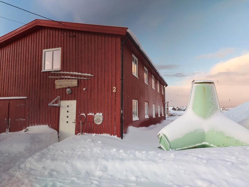 Berlevåg Havnemuseum utendørs om vinteren. En tetrapode.