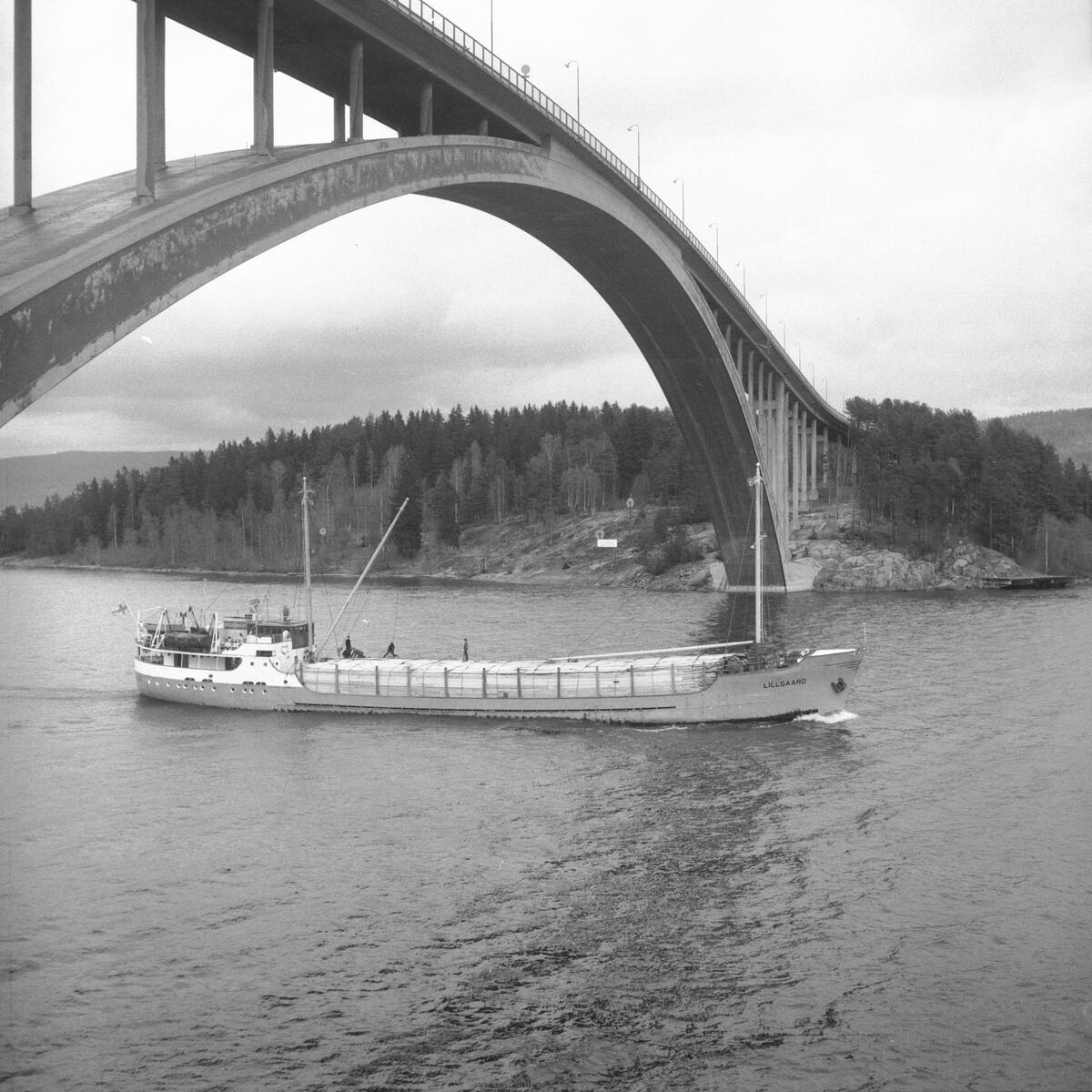 Fartyget Lillgaard vid Sandöbron
