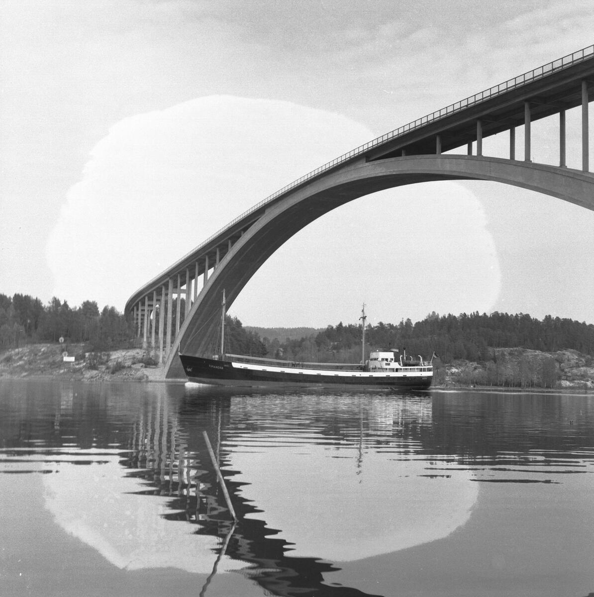 Fartyget Timandra vid Sandöbron


