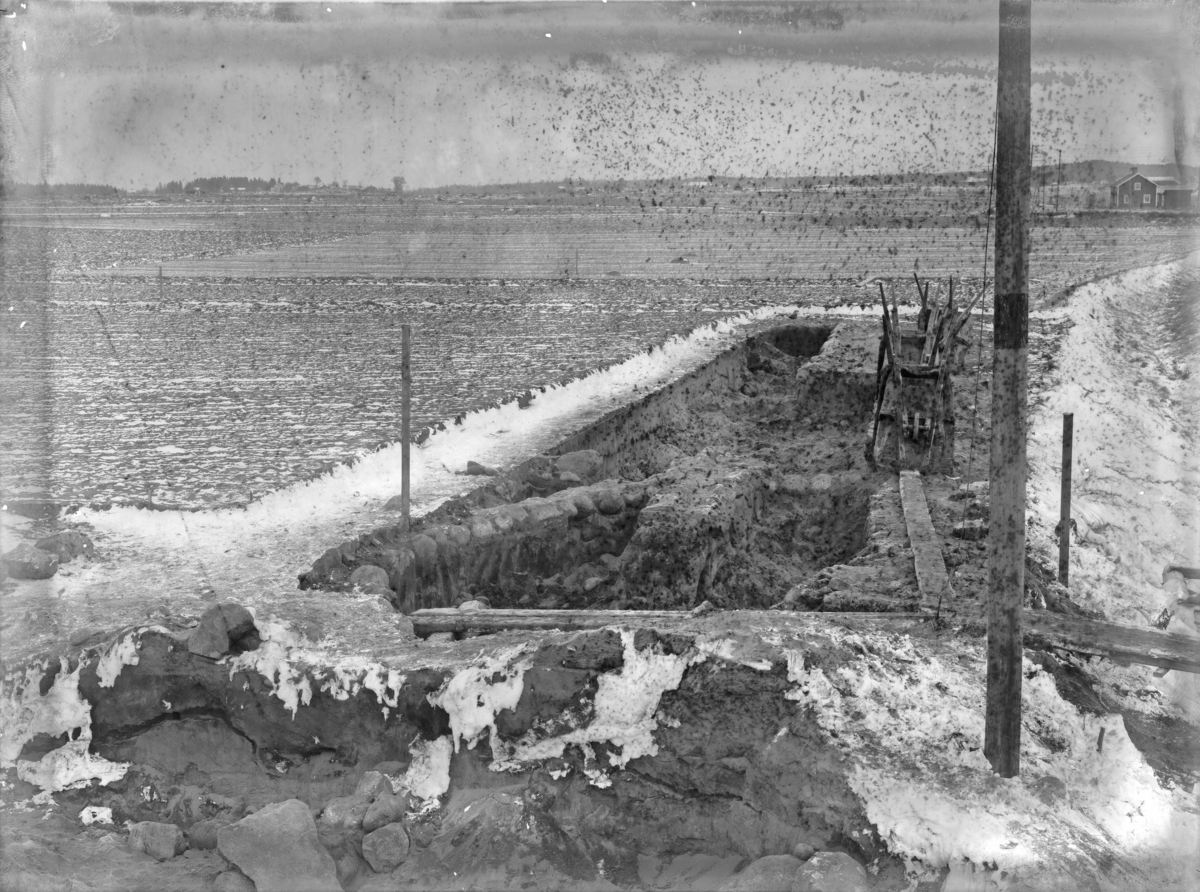 Forntida stensättning påträffad vid grävning för vägport under S.-W.-B. järnväg, Enköping, 13 november 1904. Direkt på nordöstra sidan om nuvarande s.k. Sala-viadukten.
