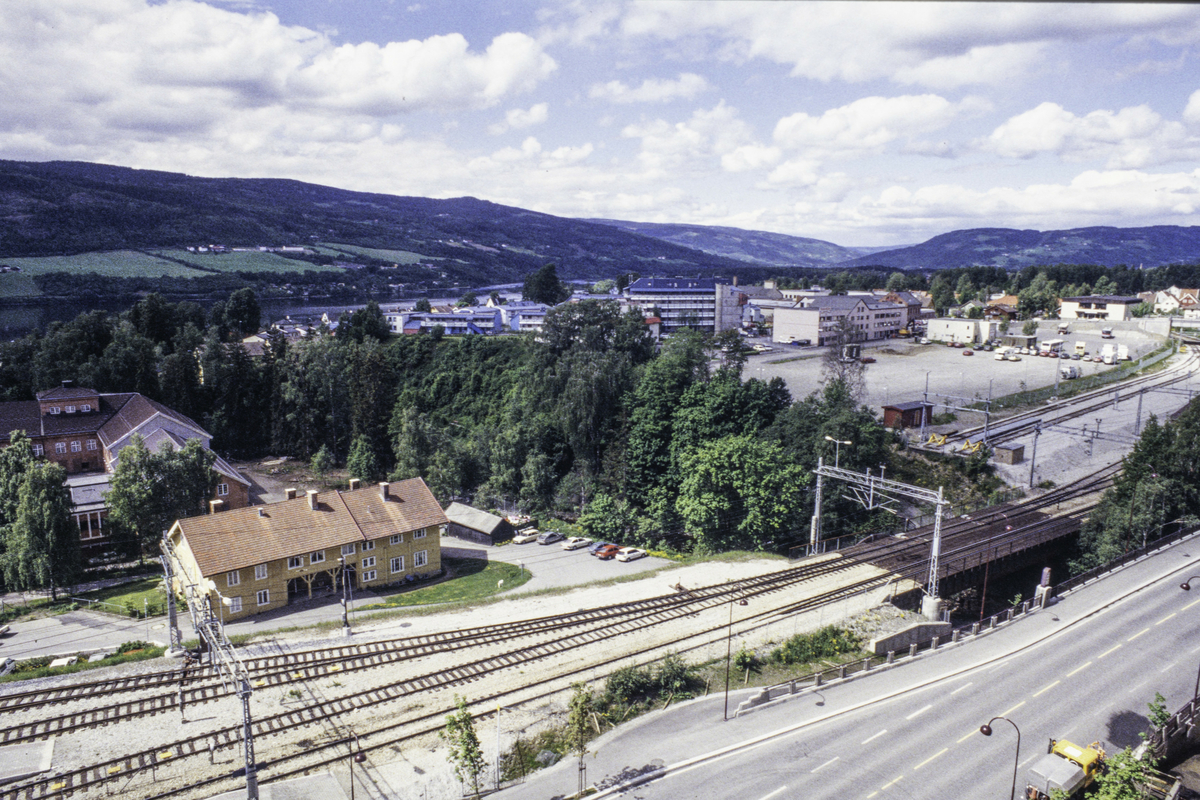 Lillehammer like etter OL 1994.  Utsikt mot nord-vest fra 8. et. i fylkeskommunen.  Brofossgate og nordre del av Jernbanestasjonen i forgrunnen.  I mellomgrunnen ses Gudbrandsdalens Ullvarefabrikk til venstre og Lurhaugen til høyre.  Lågendeltaet i bakgrunnen.
