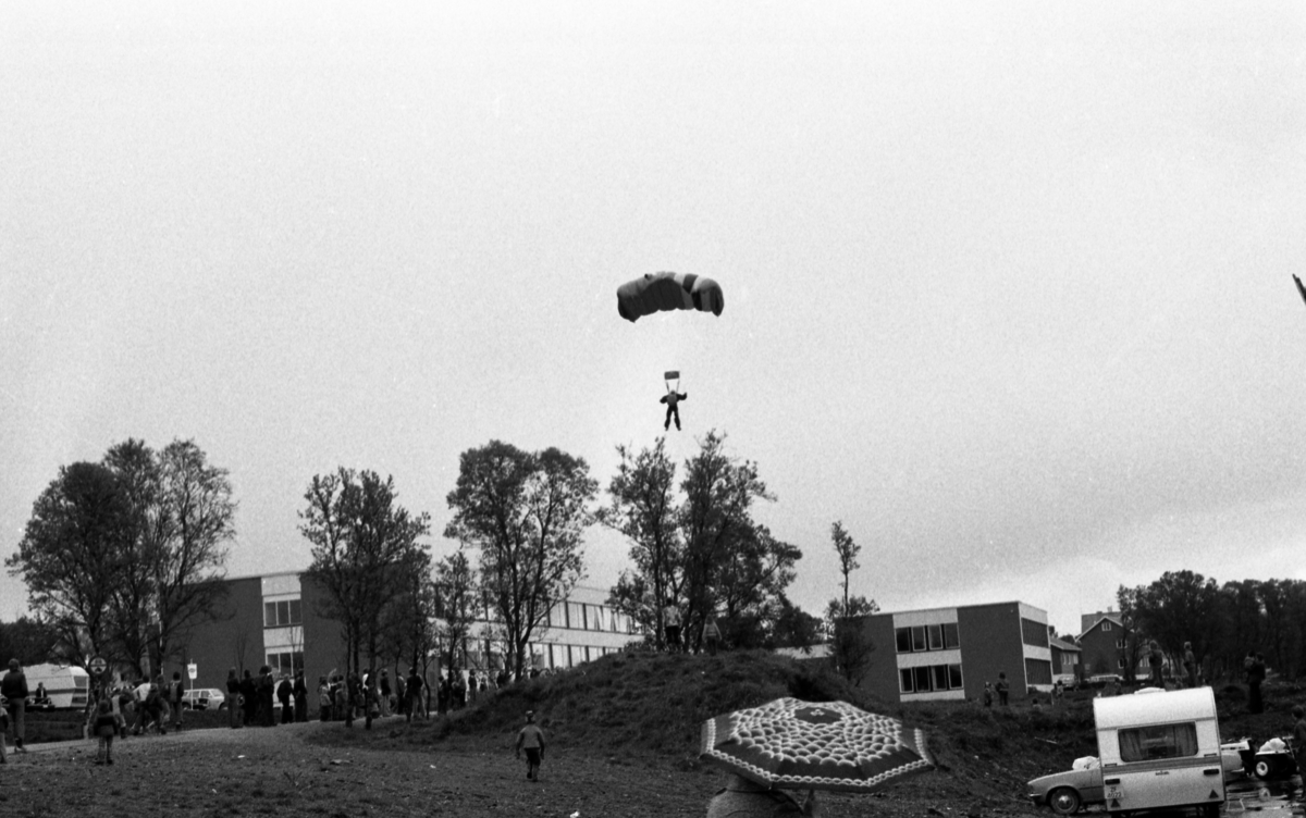 Sortlandsmessa, juni 1977. Fallskjermhopper. Sortland ungdomsskole i bakgrunnen.