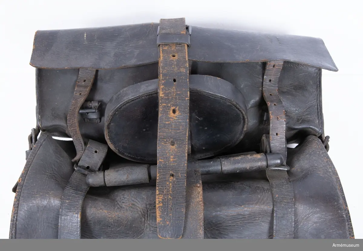 Grupp C II.
Ränsel av läder med en fastspänd väska ovanpå samt hållare för en dricksflaska m/1848.