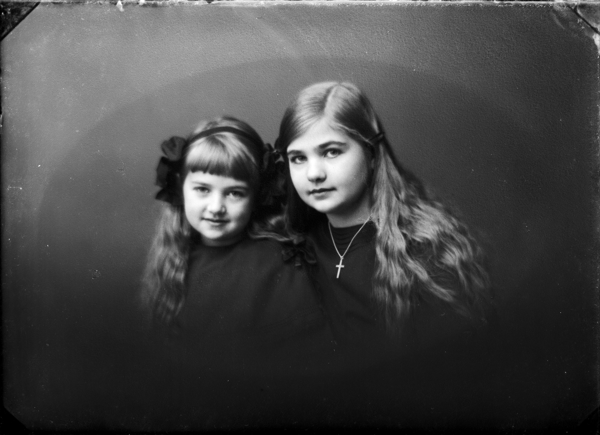 Ateljéporträtt - två flickor, Östhammar, Uppland