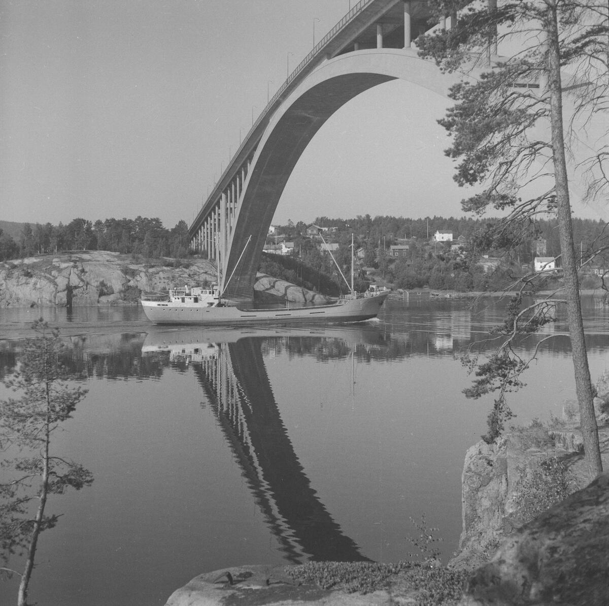 Fartyget Wartena vid Sandöbron

