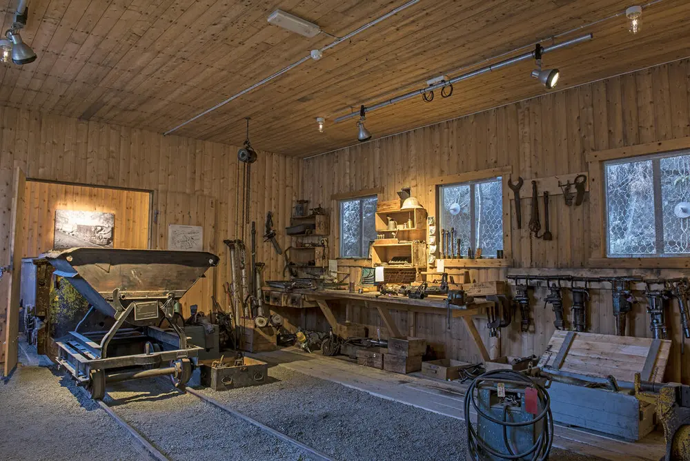 Verksted fra Norsk fjellsprengningsmuseum med verktøy o.l fra tidlig 1900-tall.