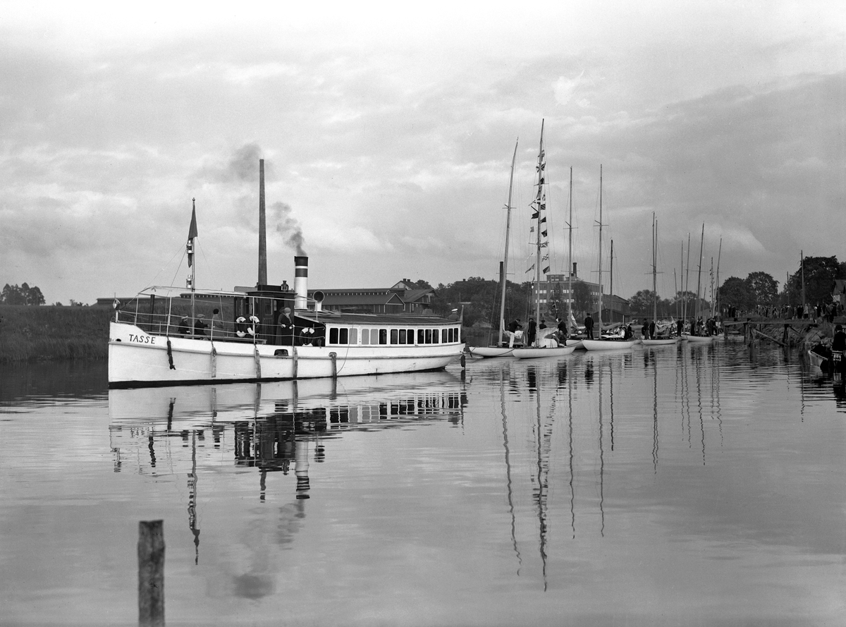 Den 8 juni 1935 var en mulen lördag. Vädret till trots skulle det till synes kappseglas på sjön Roxen, och för att få ut de motorlösa segelbåtarna till öppet vatten tog man hjälp av den smäckra ångslupen Tasse.