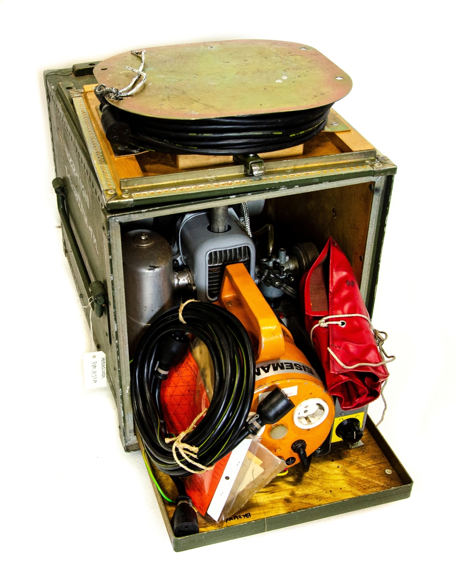 Elmotor SACHS-Stamo med generator EISMANN för flygfältsbelysning. Förvaras i förvaringslåda med kablage och verktygsväska. Två stycken enheter.