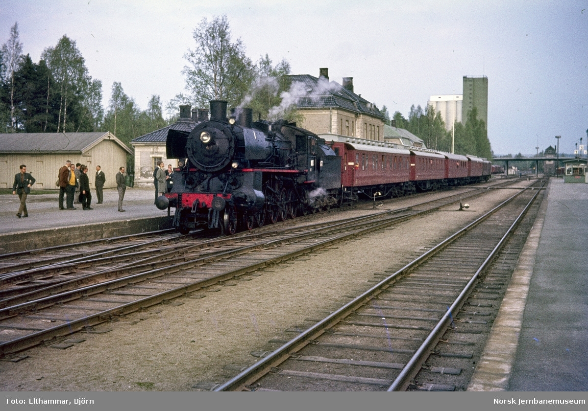 Svenska Järnvägsklubbens veterantog på Elverum stasjon Toget trekkes av damplokomotiv type 26c nr. 411