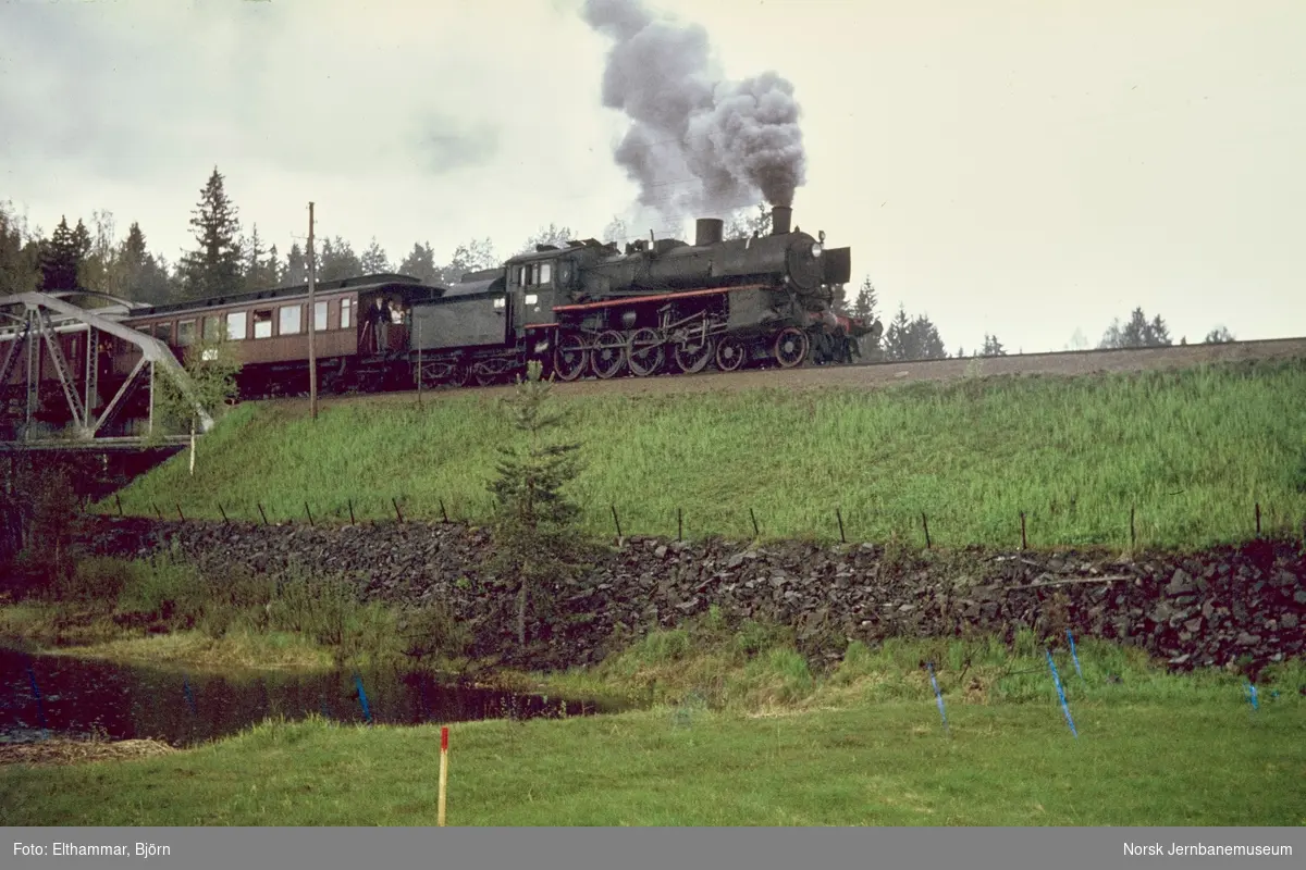 Damplokomotiv type 26c nr. 411 med Svenska Järnvägsklubbens veterantog på Solørbanen