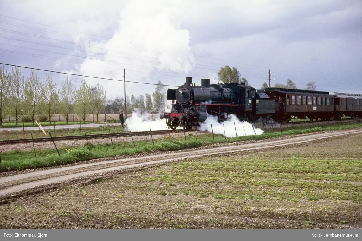 Damplokomotiv type 26c nr. 411 med Svenska Järnvägsklubbens veterantog på Solørbanen