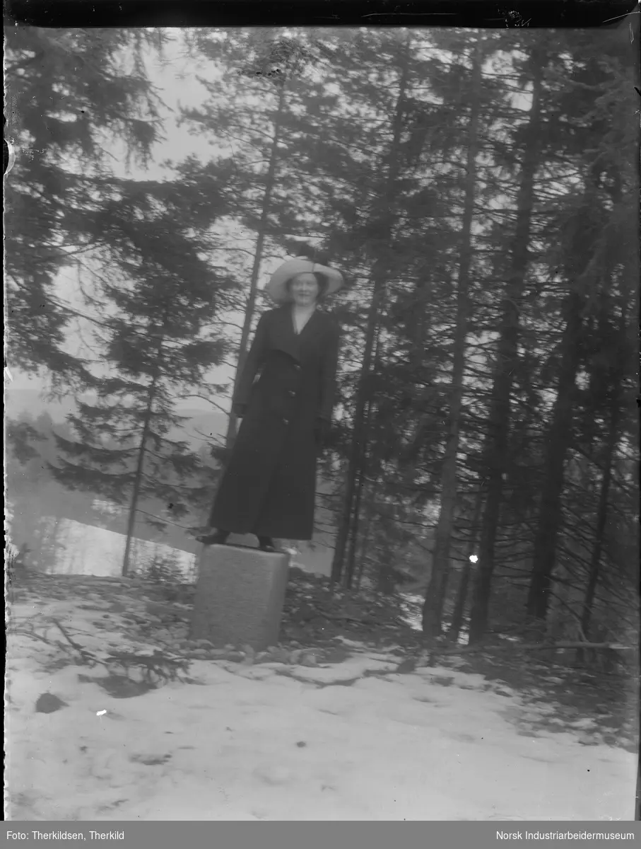 Emilie Knutsen stående på støpt pillar, antagelig i Storgata 54.