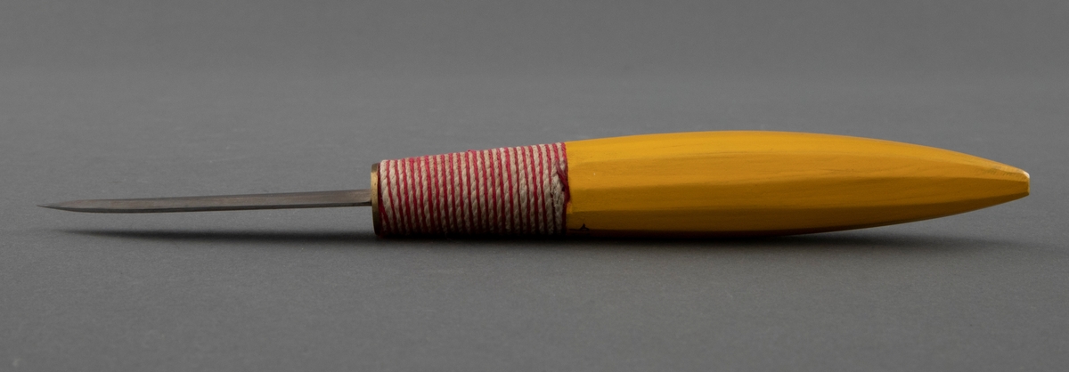 Kniv formet som banan. Skaft i gulmalt bjørk, blad smidd av kunsteren. Nederst på skaftet er det surret lintråd i beige og rødt.