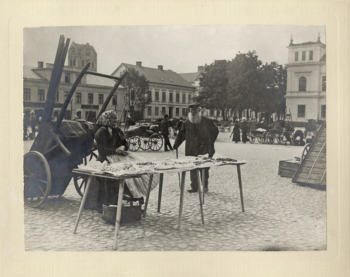 "Karamellgubben" Arvid Arvidsson med fru Anna Maria säljer karameller på stortorget, Växjö, 1914.