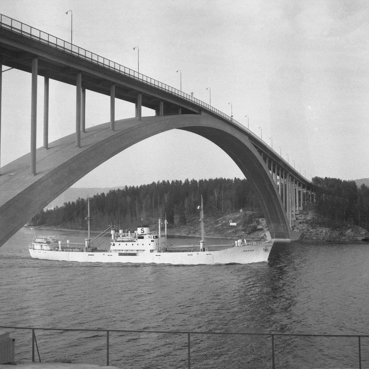 Fartyget Magne vid Sandöbron


