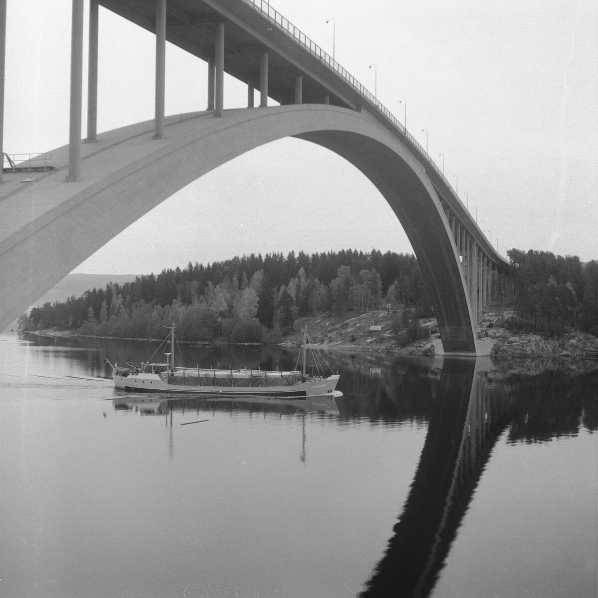 Fartyget Nordhelm vid Sandöbron