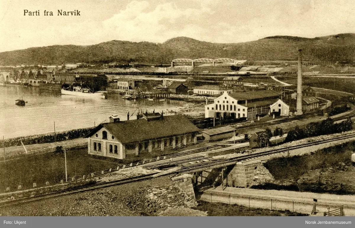 Lokomotivstall og verksted i Narvik. I bakgrunnen skimtes malmkaien