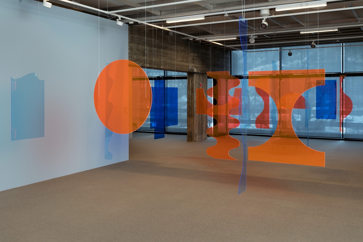 3 mm transparent farget og delvis fluoriserendde plexiglass (blå, lyseblå og orange). 59 element, variable dim.