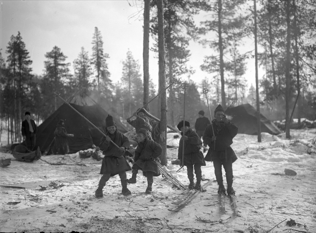 Nomadskola. Samiska skolbarn samlade utanför tältkåta. Gällivare socken, Lule lappmark, Norrbotten.
