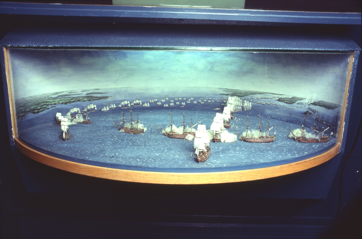 Dioramat visar inledningsskedet av den svenska utbrytningen ur Viborgska viken 3:e juli 1790, det s.k. Viborgska gatloppet.

De båda svenska flottorna utlöper på parallella kurser genom det västra utloppet. Örlogsflottans tätfartyg, 62-kanoners Dristigheten (1), har passerat den ryska linjen, medan systerfartyget Rättvisan (2) just bestryker de närmast liggande ryska fartygen, Svjatoj Pjotr (6) och Vseslav (7), med långskeppseld. De övriga ryska fartygen är Panteleimon (5) och Ne Tron' Menia (8). Huvuddelen av ryska flottan ligger i stora inloppet (15). En svensk fregatt, 44-kanoners Gripen (3), och ett linjeskepp, 70-kanoners Adolf Fredrik (4), närmar sig den ryska linjen och huvudstyrkan (14) kommer efter.

Närmare Krysserort (13) passerar de första enheterna ur skärgårdsflottan (12), hämmema Styrbjörn (9) och turuma Norden (10), den ryska linjen där fregatten Pobeditel (11) skadats av deras eld.

Dioramat är komponerat och tillverkat av kapten Patrik de Laval 1960-1964. Fonden och sjön har utförts av överstelöjtnant Georg de Laval.
1. DRISTIGHETEN (överstelöjnant Johan Puke), 62-kanoners linjeskepp, örlogsflottans tätfartyg, har lyckligt geombrutit den ryska spärren.
2. RÄTTVISAN (överstelöjnant Wollyn), ett av Dristighetens 9 systerskepp, bestryker långskepps med sina bredsidor Vseslav om styrbord och Svjatoj Pjotr om babord.
3. GRIPEN (kapten Södervall), svår fregatt, 44 kanoner.
4. ADOLF FREDRIK, chefens för avantgardet konteramiral Modée flaggskepp; 70 kanoner.
5. PANTELEIMON, ryskt 74-kanoners linjeskepp; ligger för ankar och ankarspring.
6. SVJATOJ PJOTR, ryskt 74-kanoners linjeskepp; konteramiral Povalisjins flaggskepp. Backen är efter Dristighetens och Rättvisans bredsidor belamrad med demonterade kanoner, söndriga lavetter samt döda och sårade.
7. VSESLAV, ryskt 74-kanoners linjeskepp; lanternan och akterspegelns fönster sönderskjutna.
8. NE TRON' MENIA, ryskt 66-kanoners linjeskepp. På skansdäcket (längst akteröver) stupar fartygschefen för Rättvisans kulor.
9. STYRBJÖRN (överstelöjtnant Viktor von Stedingk) skärgårdsfregatt (Hememma) 32 kanoner (därav 26 st 36-pundingar); skärgårdsflottans tätfartyg har genomfört utbrytningen efter framgångsrikt anfall mot fregatten Pobeditel.
10. NORDEN (kapten Olander), skärgårdsfregatt (Turuma); 24 kanoner, 24 nickor; vilar på årorna och avger bredsida.
11. POBEDITEL, ryskt bombfartyg (fregatt); har redan fått fockmasten avskjuten.
12. Svenska skärgårdsflottan (kallad Arméns flotta): 6 skärgårdsfregatter (därav 2 framme på "scenen"), 20 galärer, 130 kanonslupar och -jollar, ca 20 kanonbarkasser m.m.
13. Krysserort, den udde som i väster begränsar västra farleden mot VIborg.
14. Svenska örlogsflottan: 20 linjeskepp, 8 svåra och 5 lätta fregatter (därav 3 skepp och 1 fregatt framme på "scenen").
15. Kulta Matala och 16. Repie grund; de grundbankar, som skiljer västra farleden mot Viborg från den stora - mellersta - farleden.
17.  Det aktersta av Povalisjins fem linjeskepp.
18. Den ryska huvudflottan: c:a 25 linjeskepp (därav 7 tredäckare med 100 kanoner eller däröver) och 10 fregatter för ankar i den stora farleden, som den spärrat i nära en månad.

Alla sjöofficersgrader - lägre än konteramiral - voro vid denna tid desamma som vid armén.
Källa: Jonas Berg