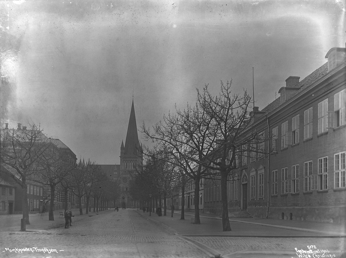 Munkegata mot Nidarosdomen i Trondheim. Fotografert 15. mai 1906.
