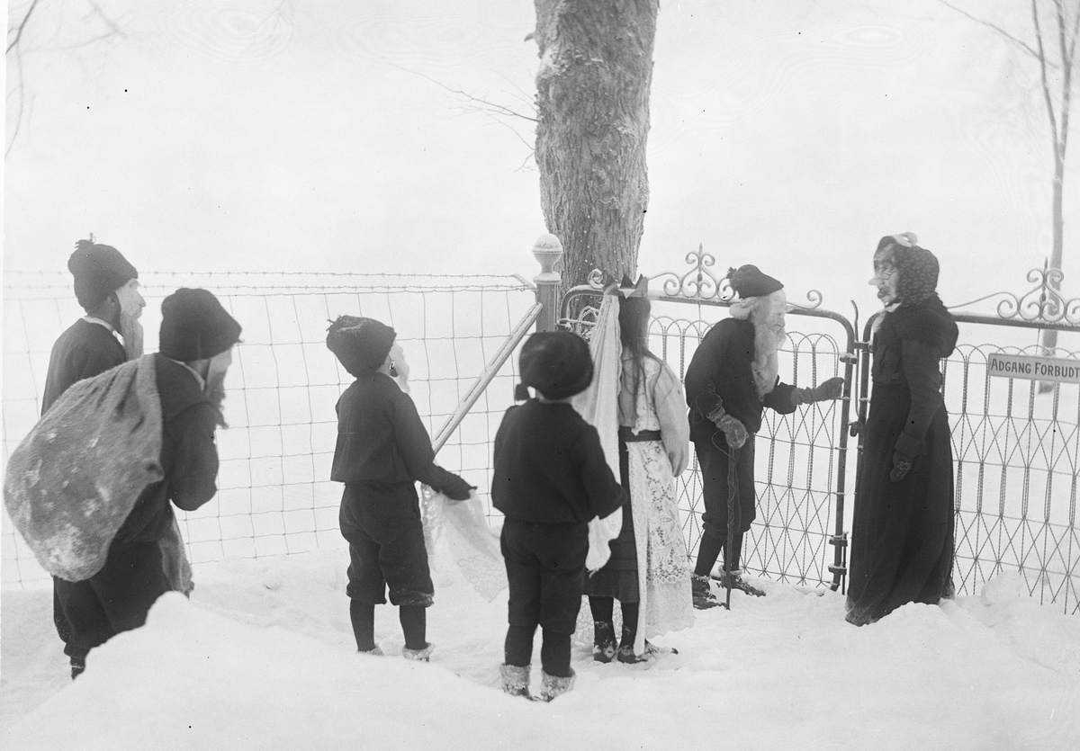 Barn spiller skuespillet Maias drøm ute i skogen. Her kommer følget til porten på Kongsgården vinteren 1907.