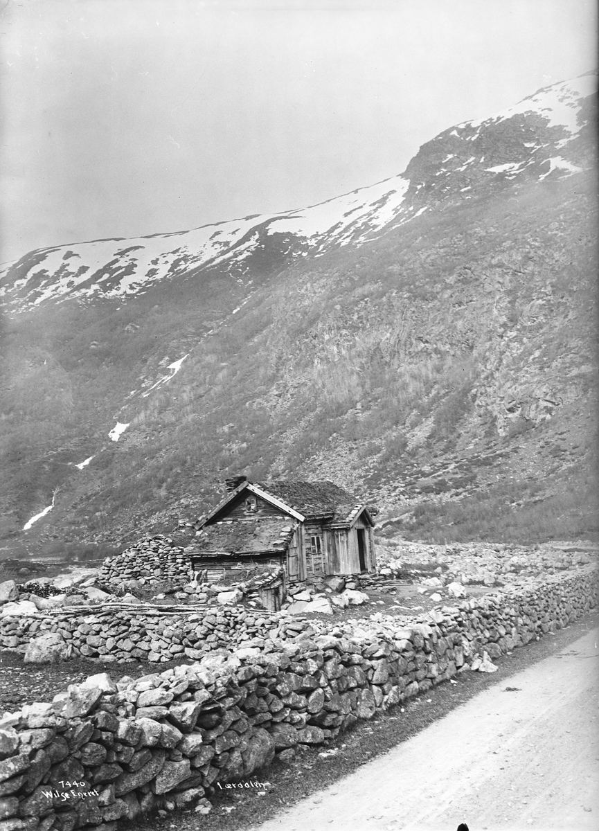 Husmannsplass i Lærdal.  Fotografert i mai 1907.
