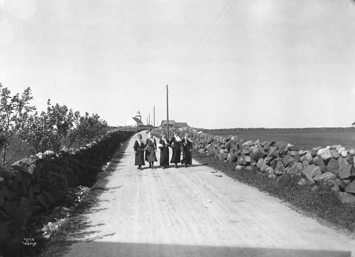 Kvinnelige konfirmanter på vei fra Nærbø kirke. Fotografert i 1908.