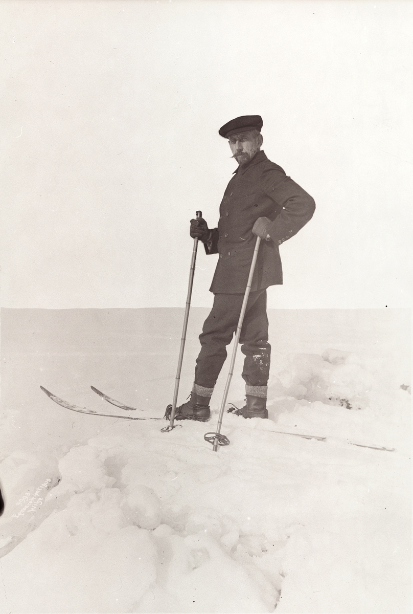 Roald Amundsen på skitur. Fotografert 7. mars 1909.