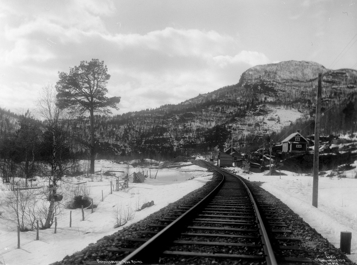 Raumdalen ved Reime stasjon på Bergensbanen, 14. april 1909.