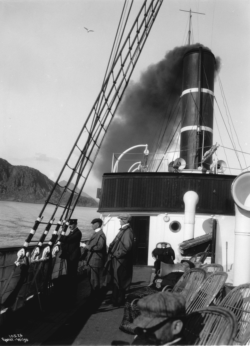 Passasjerskipet Kong Harld sett forfra under fart, 23. juli 1909.