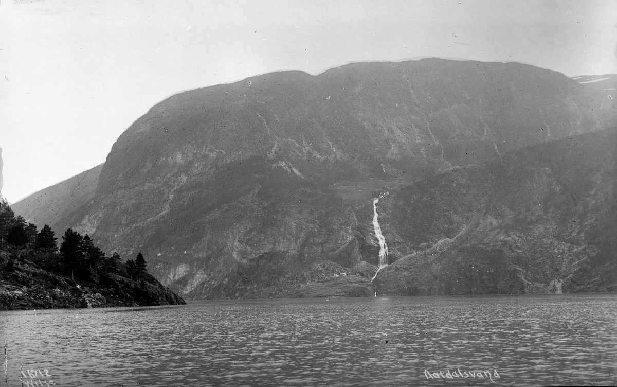 Årdalsvatnet med gården Eldegarden og Eldegardsfossen, 1914.