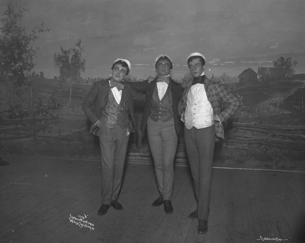 Skuespillet "Fjeldeventyret", 3 studenter på scenen på Centralteatret.