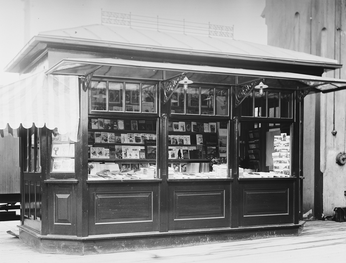 Narvesen-kiosk utenfor Vestbanen i Oslo. Fotografert 1911.