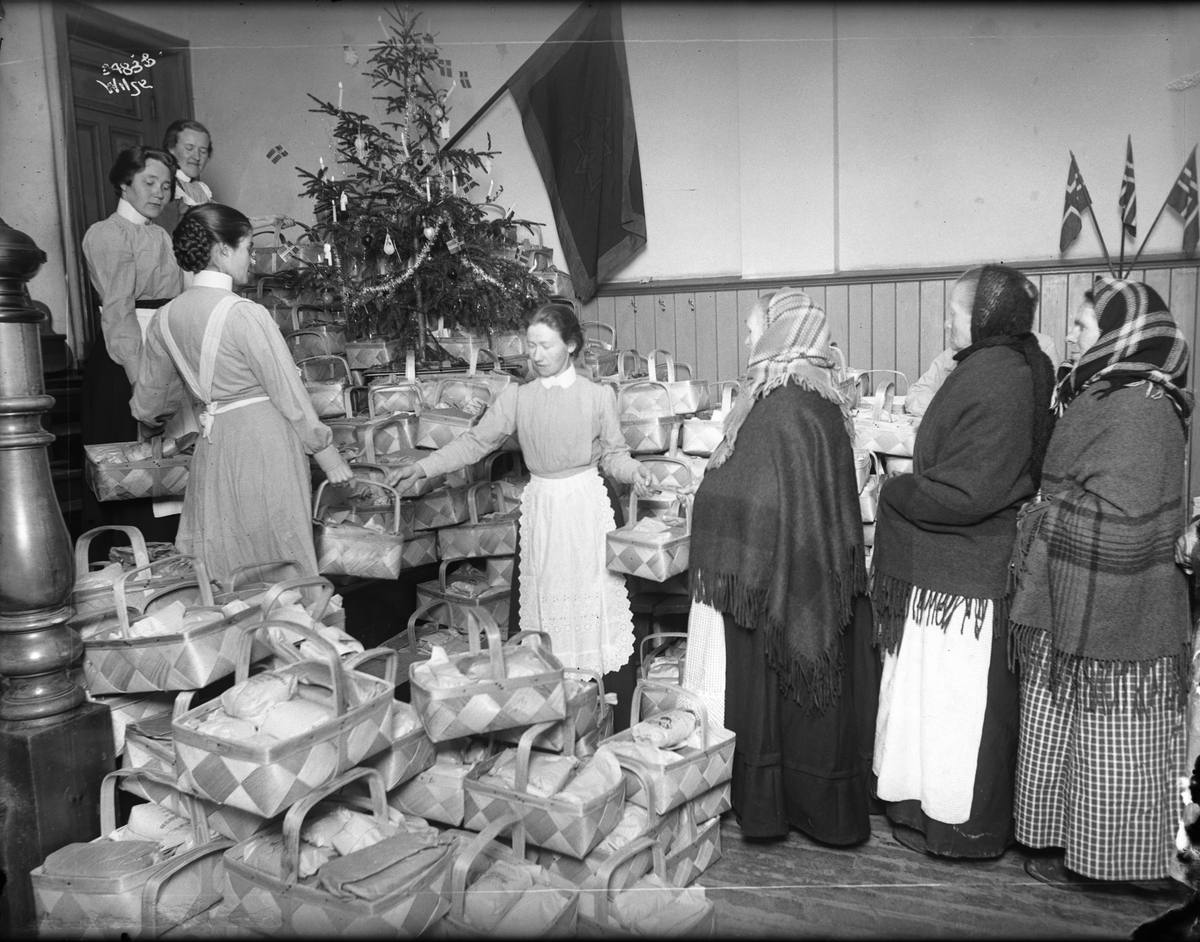 Frelsesarméen sørger for utdeling av sponkurver med mat til eldre kvinner i forbindelse med jul. Fotografert 1911.