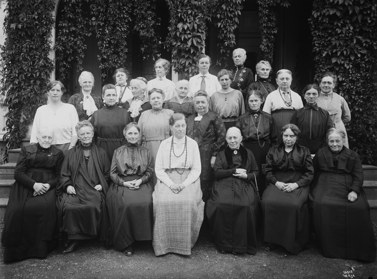 Frogner menighetsgruppe, 24 kvinner samlet til fotografering.