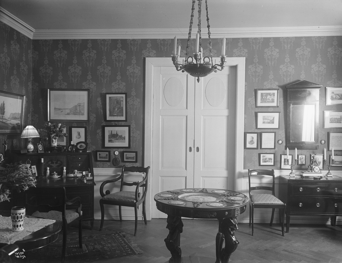 Interiør fra Gruset stue med stoler og bord. Fotografert 1923.