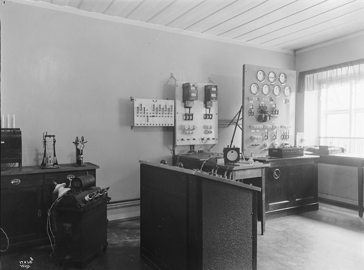 Elektrisitetsverket utstilling med bla. tavler med instrumenter og sikringer. Fotografert 1923.