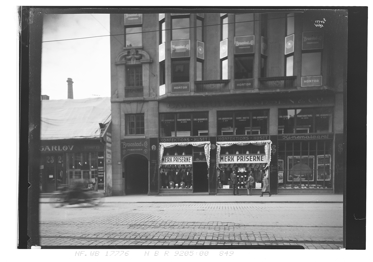 Butikker og kontorer i Storgata. Fotografert 1924.